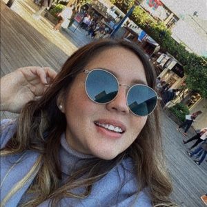 Meet your Posher, Adriana